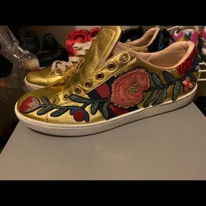 Women’s metallic gold Gucci shoes size 37.5